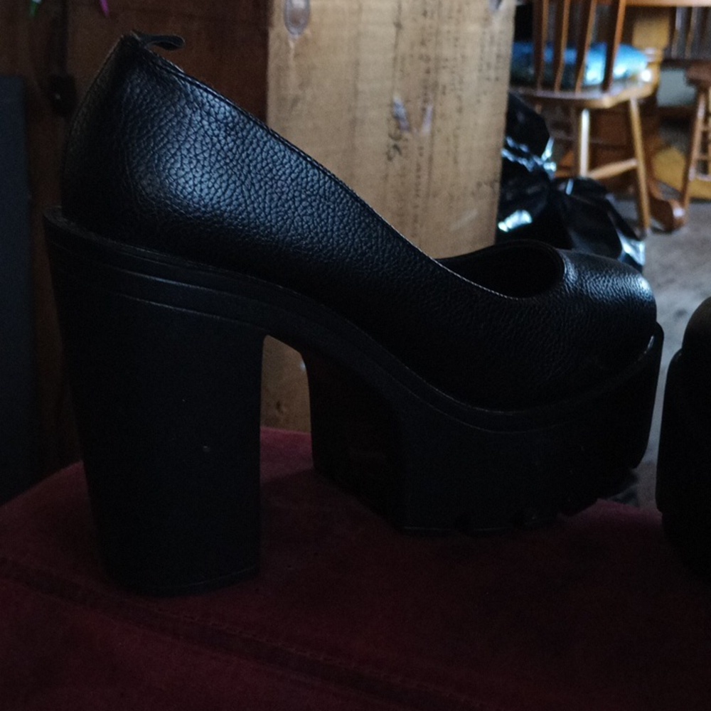 Chic Black Platform Pumps